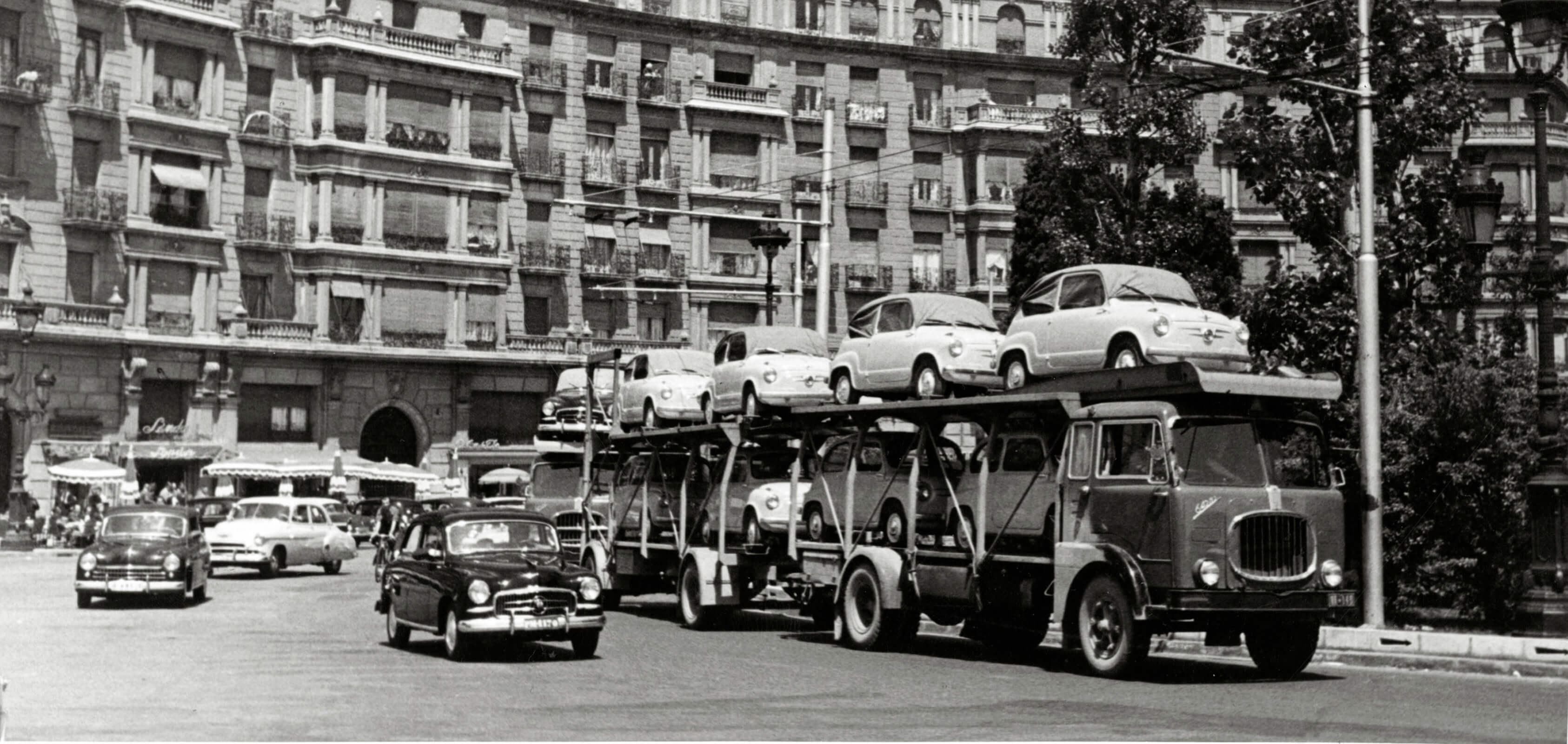 La storia del marchio SEAT negli anni ’50 - Foto in bianco e nero di SEAT 600