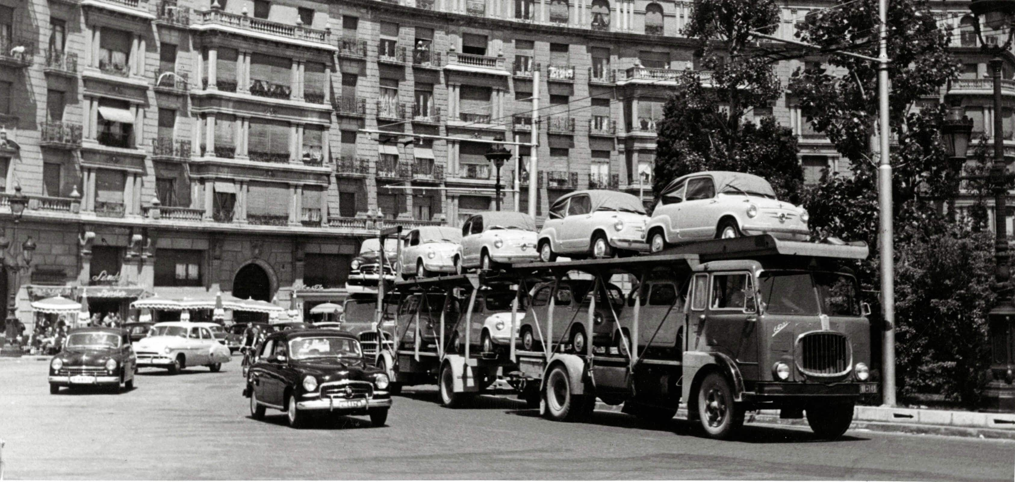 La storia del marchio SEAT negli anni ’50 - Foto in bianco e nero di SEAT 600