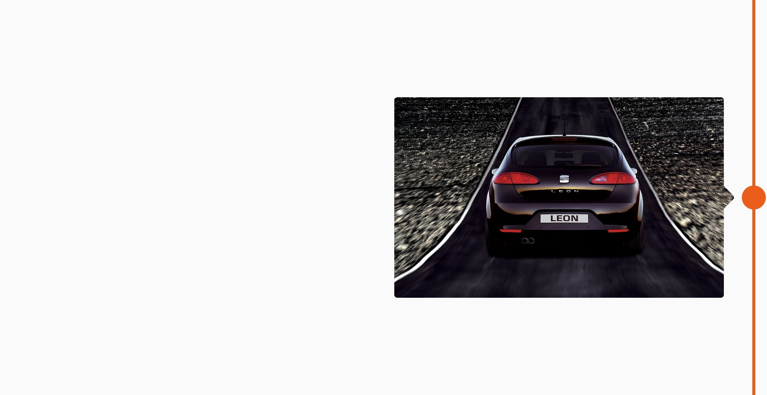 La storia del marchio SEAT: 2005 - Vista posteriore di SEAT Leon in nero su strada nera