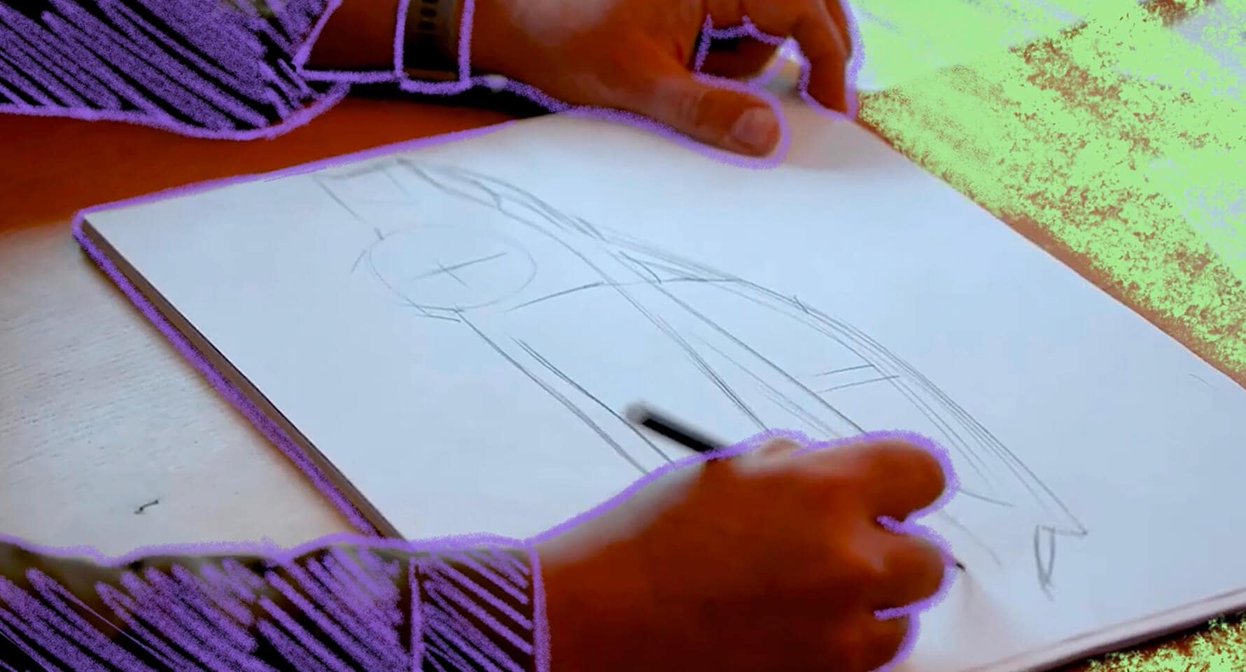 Vista frontale di una SEAT Ibiza blu, in movimento sulla strada, con edifici e alberi ai lati, contornata in verde e viola.
