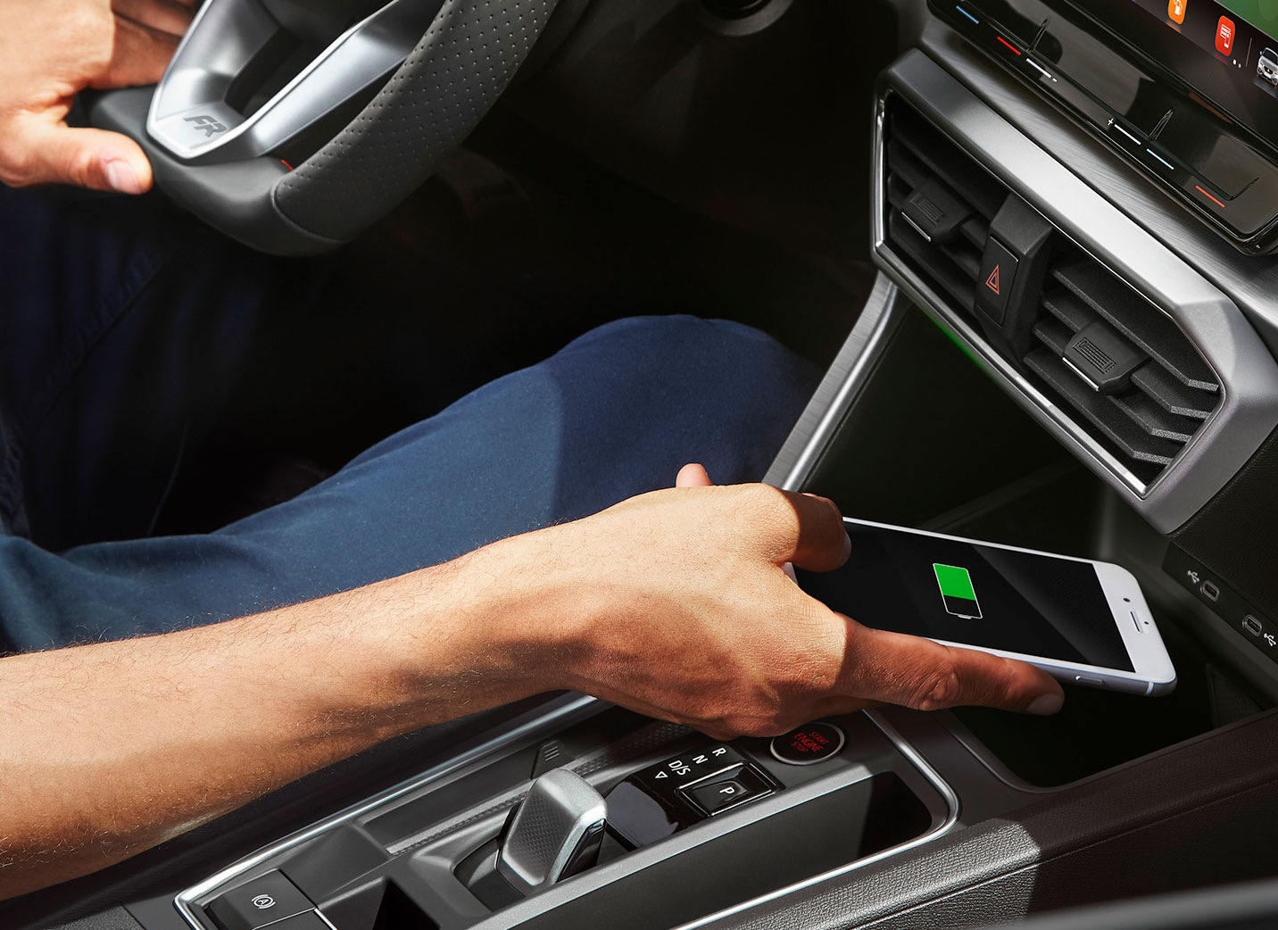 Nuova SEAT Leon smartphone caricatore