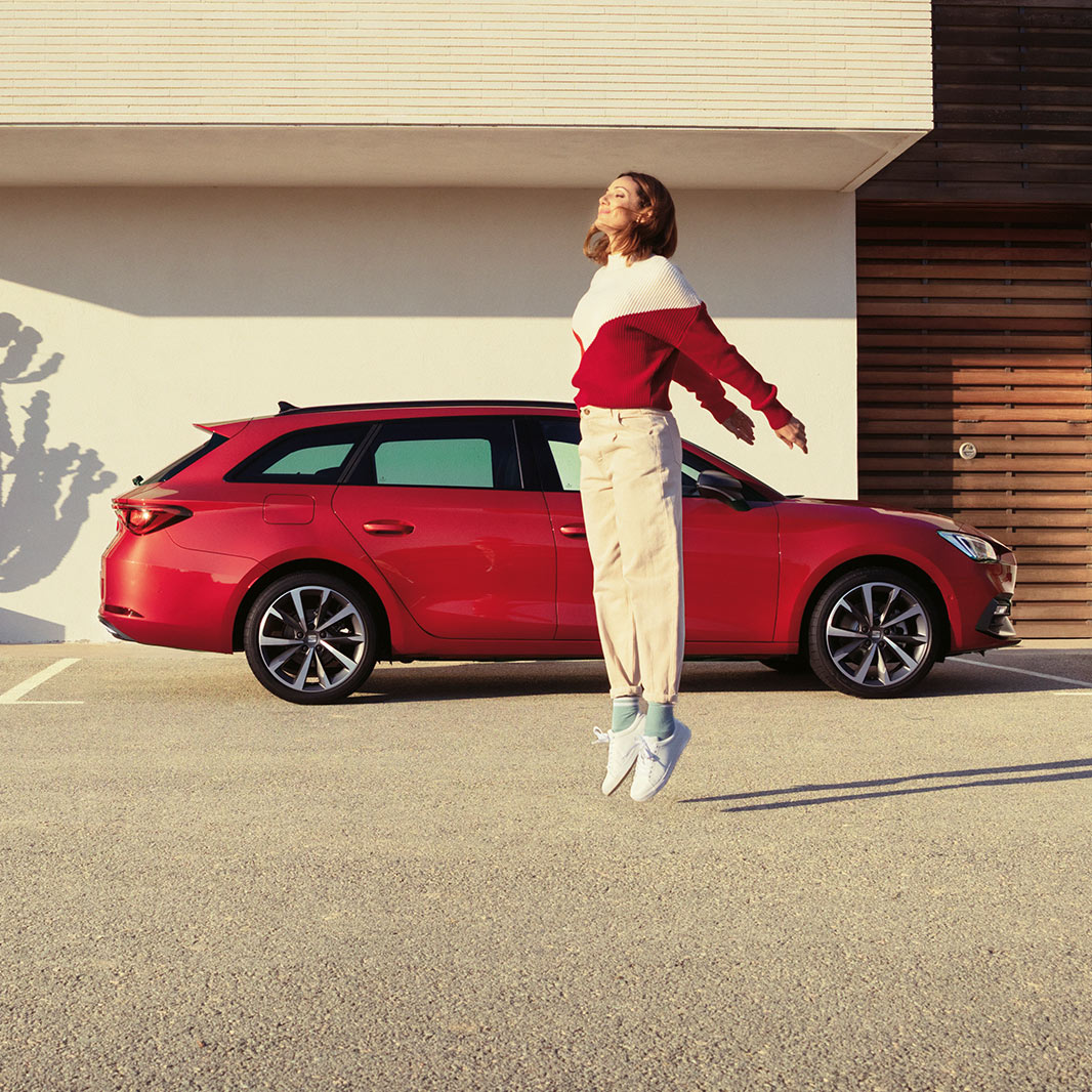 SUV crossover SEAT Arona arancione nel traffico urbano – Offerte sull’usato SEAT