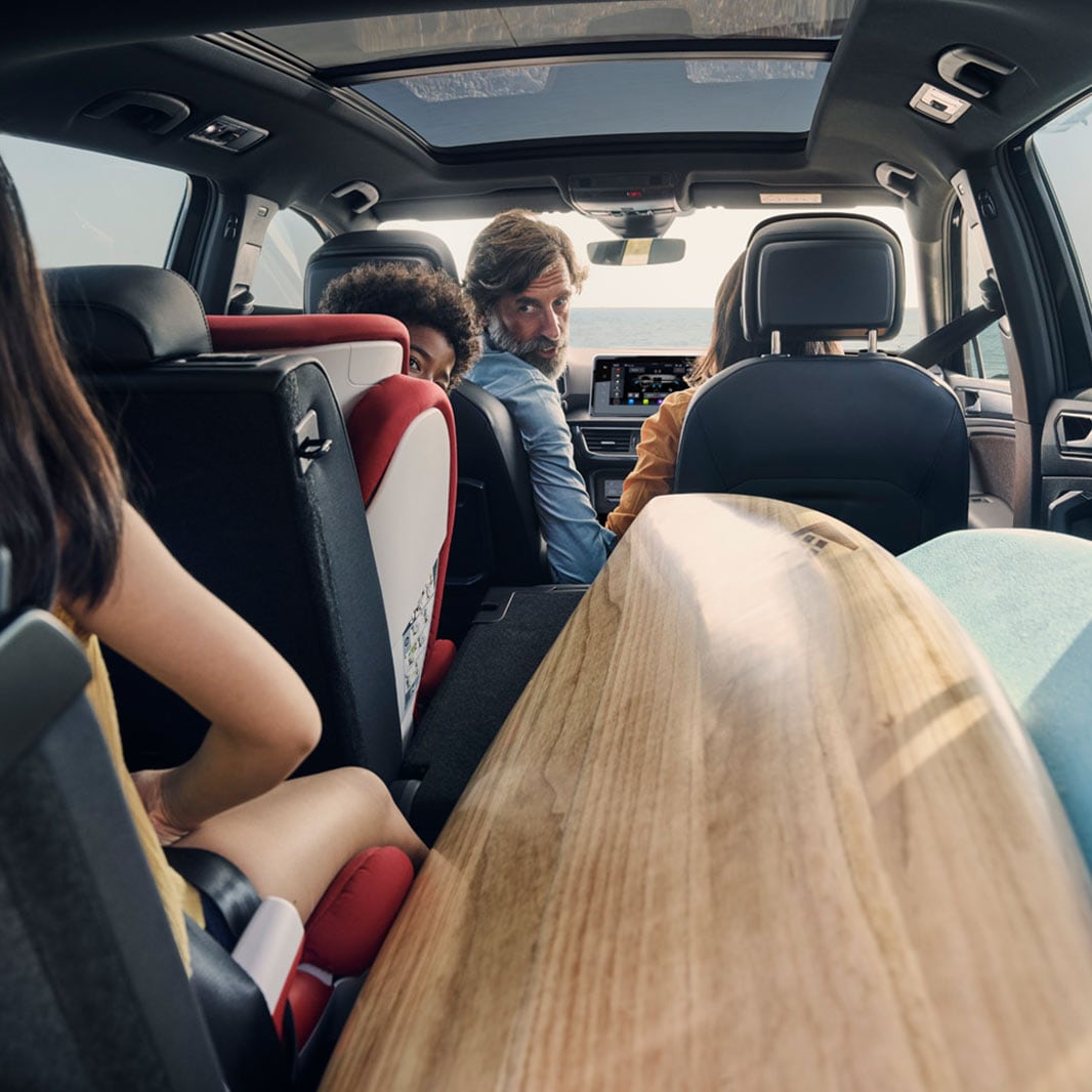  <alt> Due bambini travestiti da supereroi che giocano e un SUV SEAT Ateca di colore arancione sullo sfondo – Offerte sull’usato SEAT