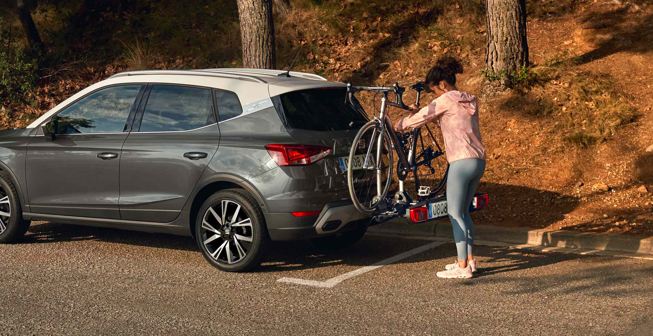 Woman setting up the towing bike rack on the SEAT Arona