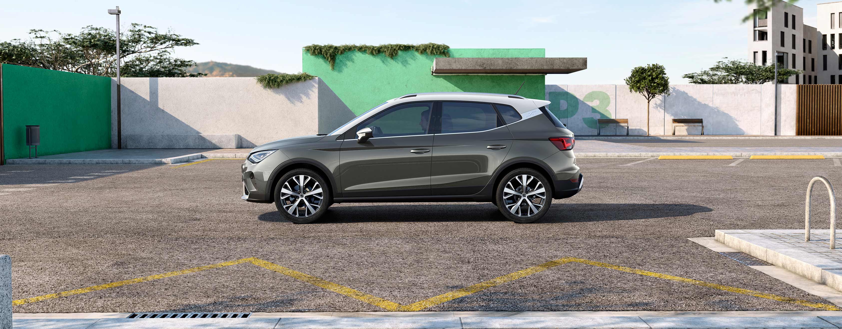 Vista posteriore della SEAT Arona colore mimetico scuro con tetto bianco candido