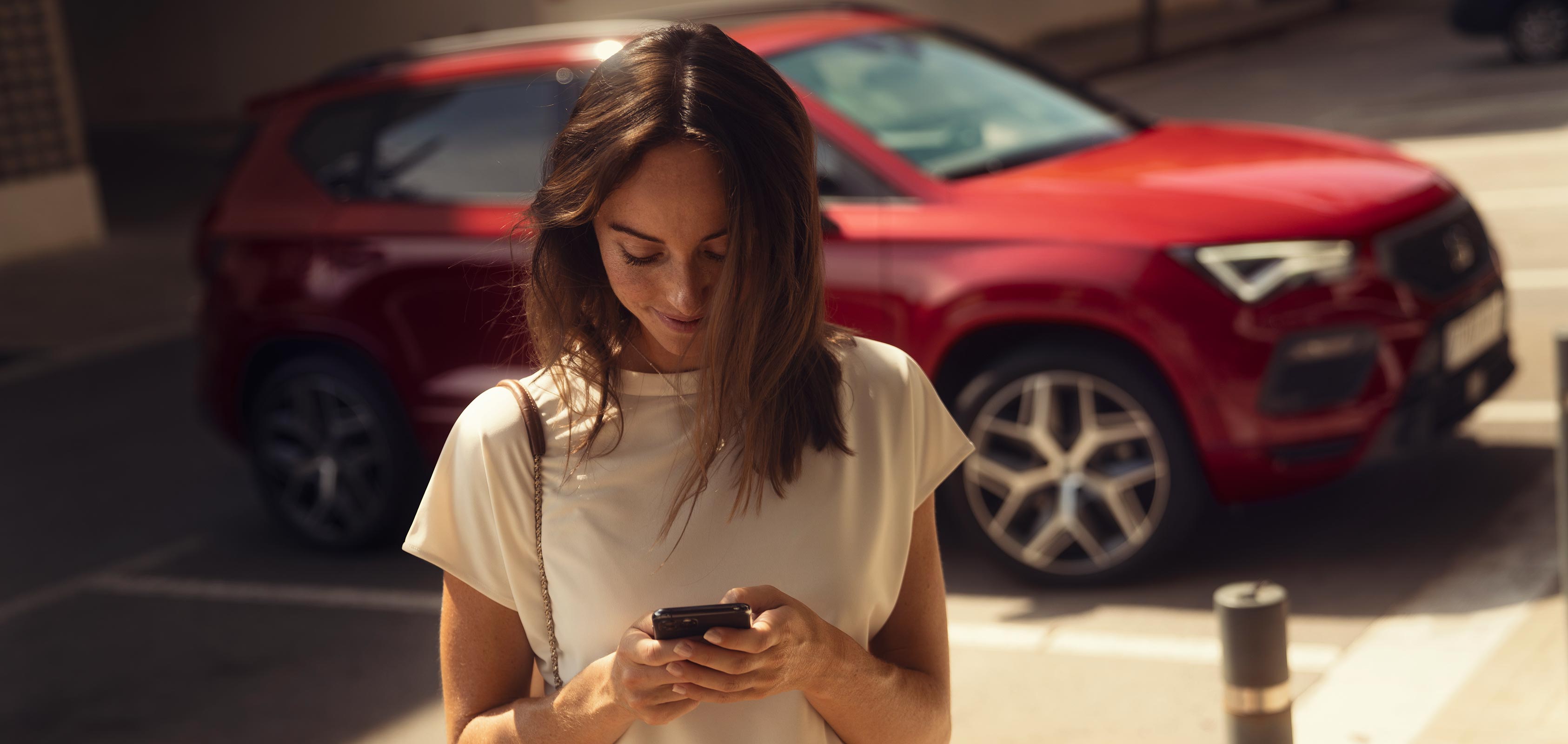 girl-with-phone-seat-ateca-red-desire