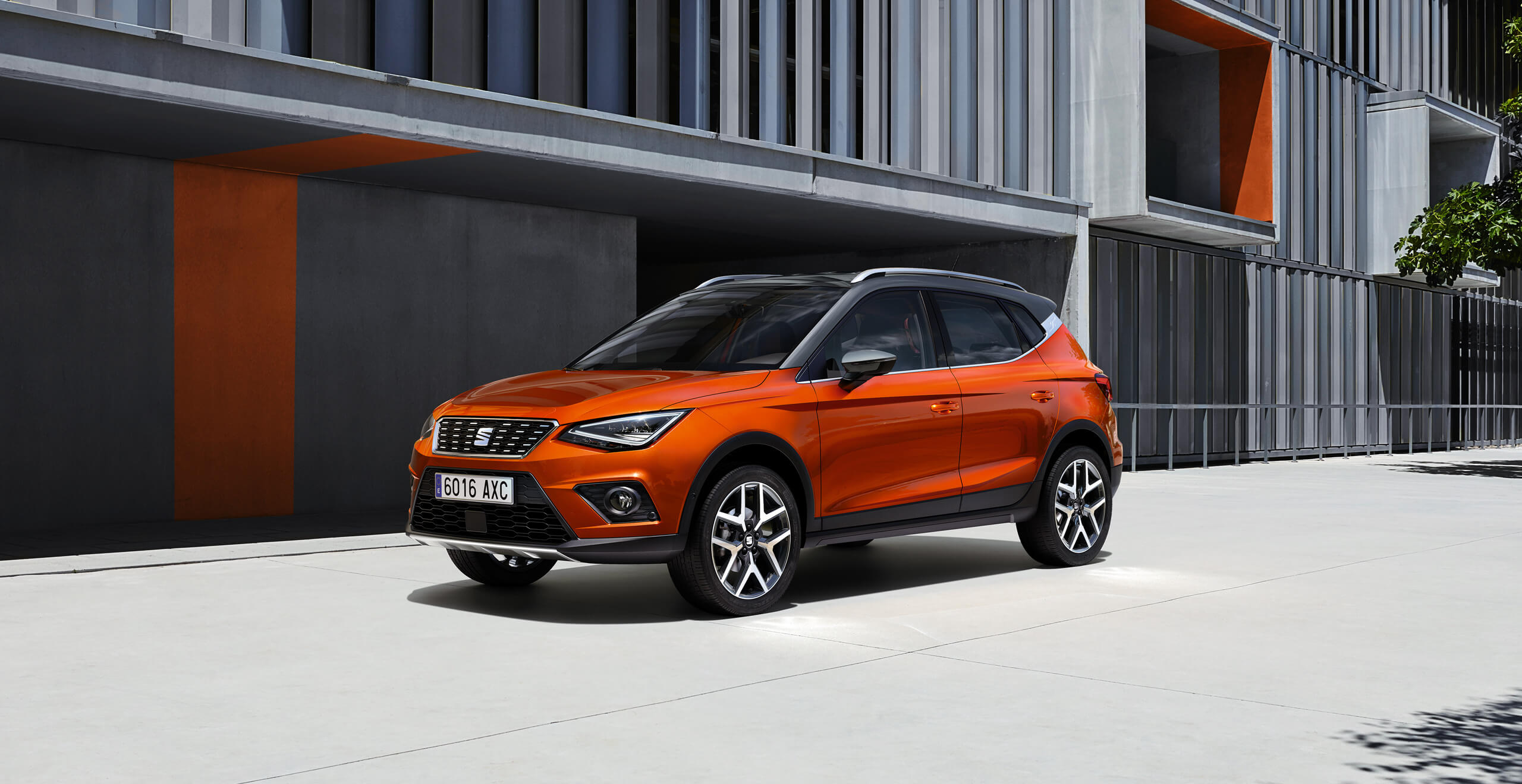 Servizi per vetture nuove SEAT, Clever Repair, manutenzione – Un SUV crossover SEAT Arona in un parcheggio vuoto 