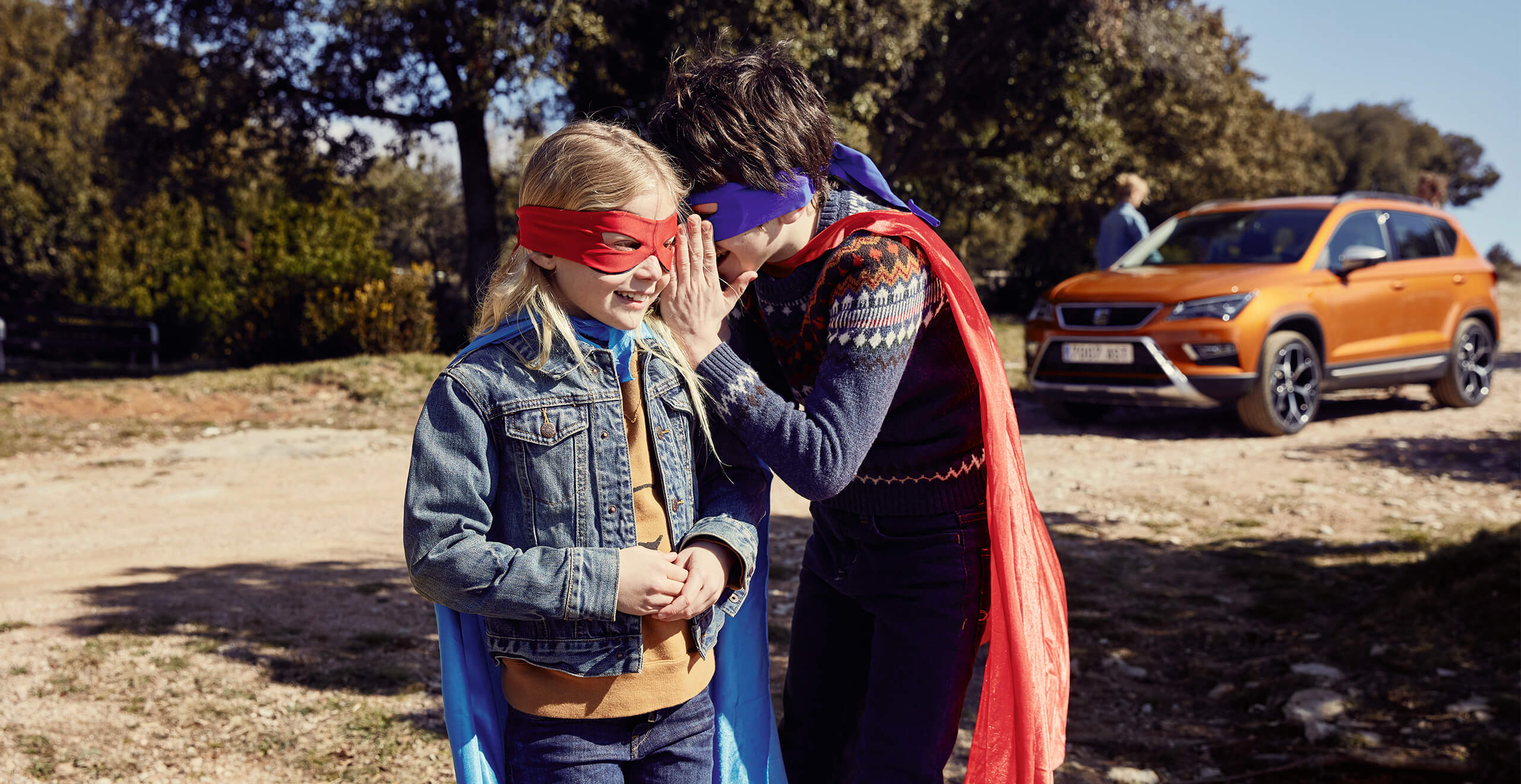 SEAT Service e manutenzione per privati – due bambini in costume da supereroe giocano davanti a un SUV SEAT Ateca