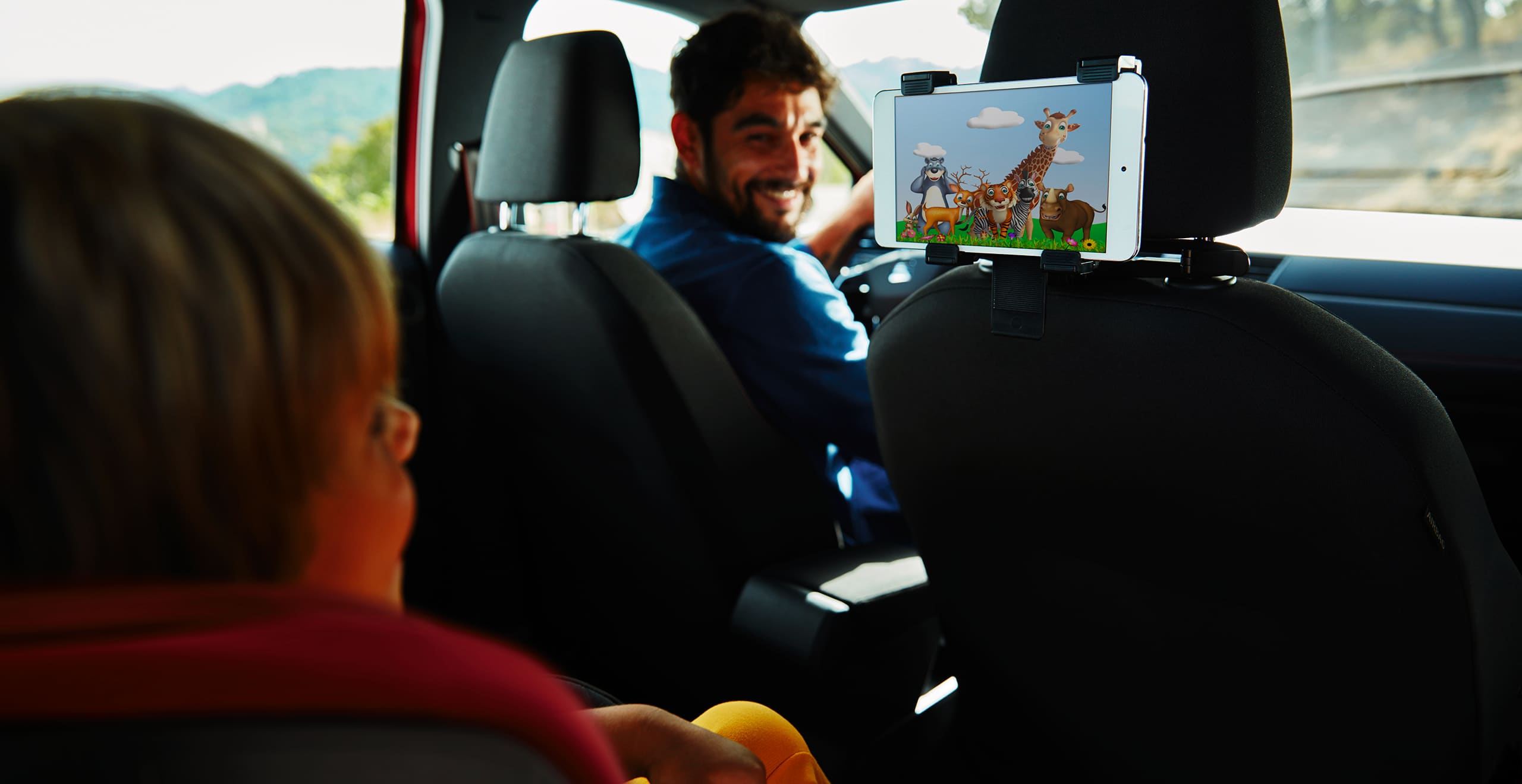 Servizi e manutenzione per vetture nuove SEAT – un guidatore preme un tasto sul sistema di navigazione satellitare 