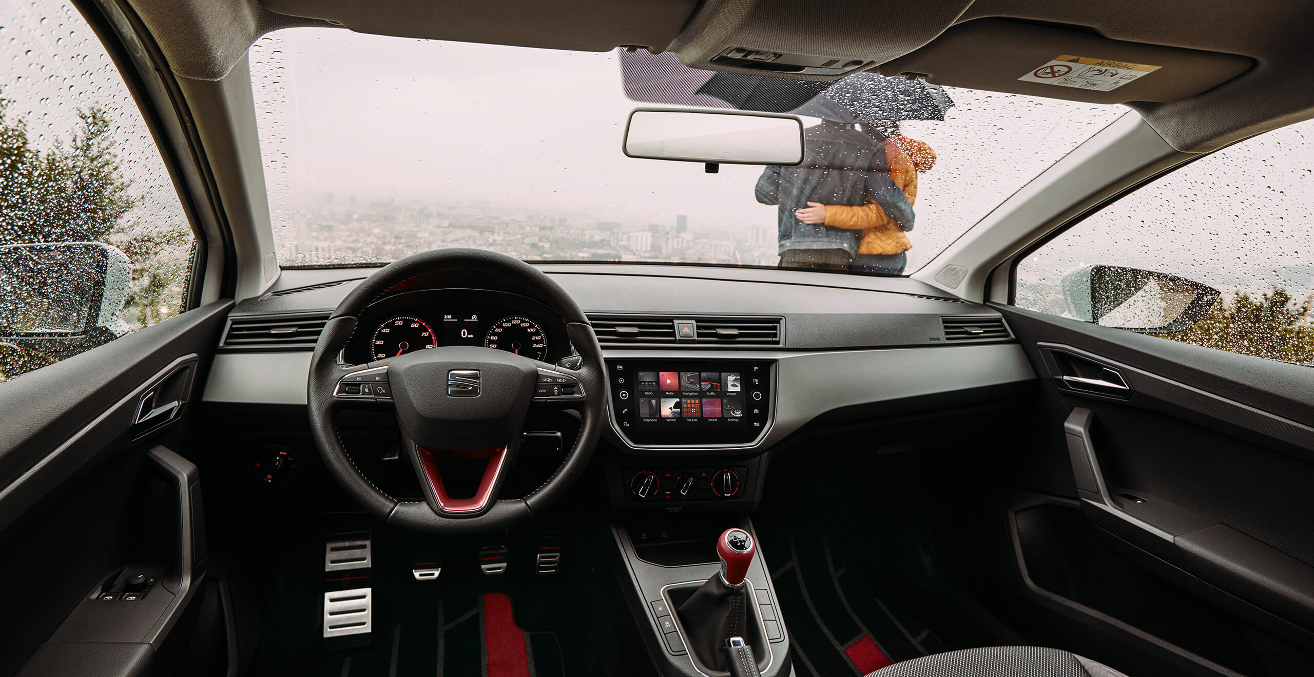 Servizi e manutenzione per vetture nuove SEAT – vista interna dei sedili di guidatore e passeggero anteriore di una SEAT