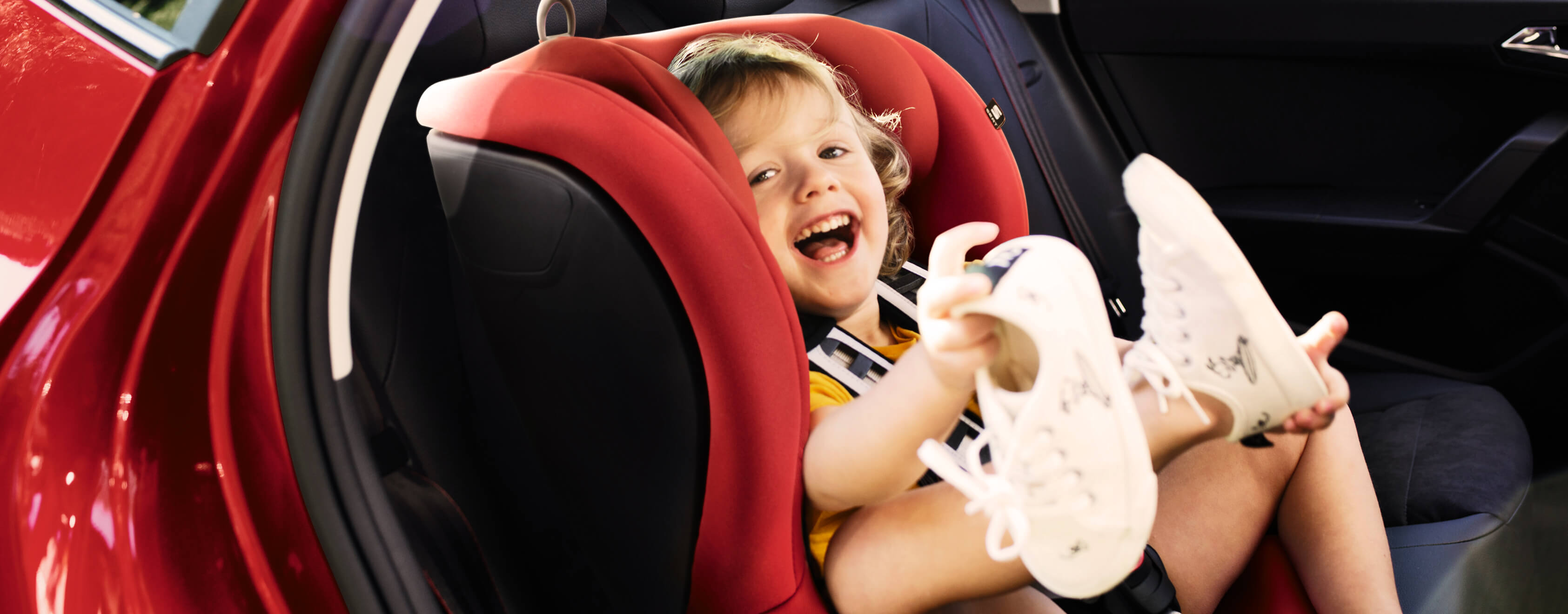 Servizi e manutenzione per vetture nuove SEAT – bambino sorridente sul seggiolino di una vettura SEAT nuova