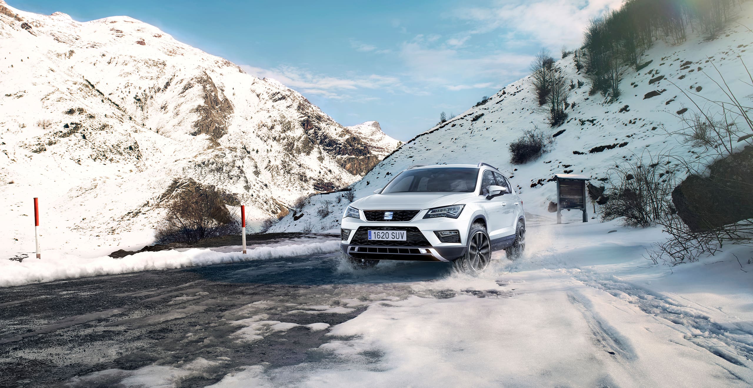 Servizi e manutenzione per vetture nuove SEAT – ripresa anteriore esterna di un SUV SEAT Ateca in un paesaggio di montagna innevato