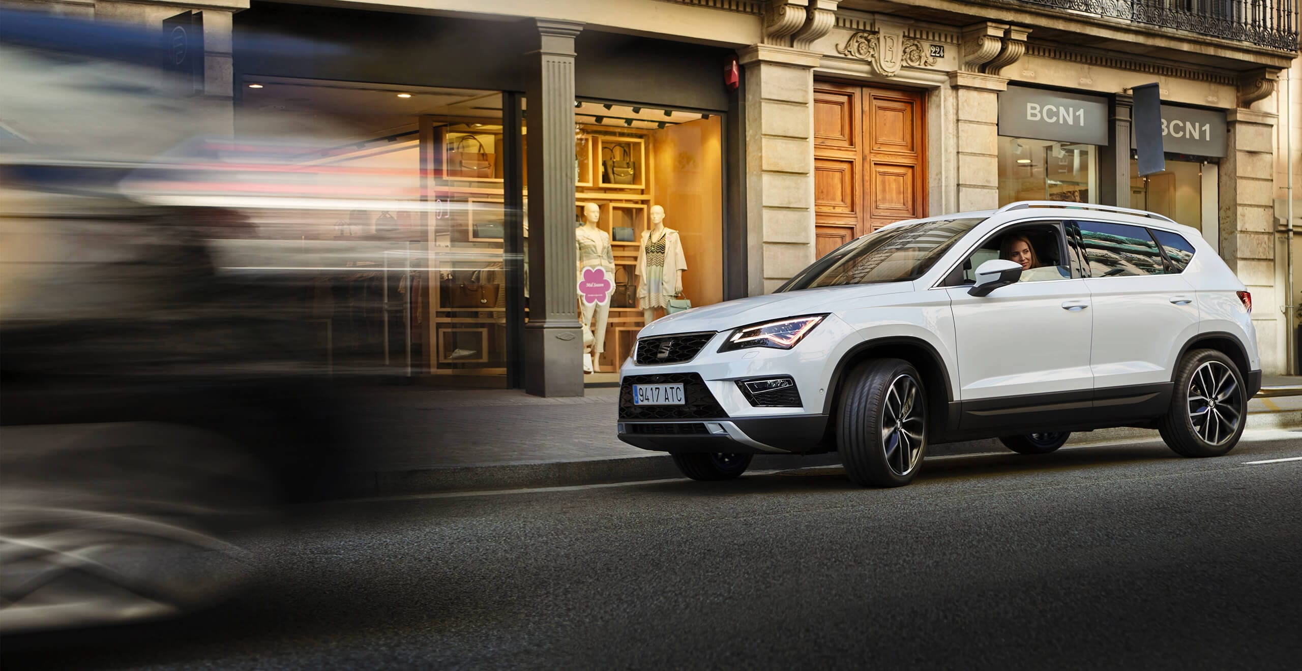 Servizi e manutenzione per vetture nuove SEAT – un SUV SEAT Ateca bianco su una strada di città