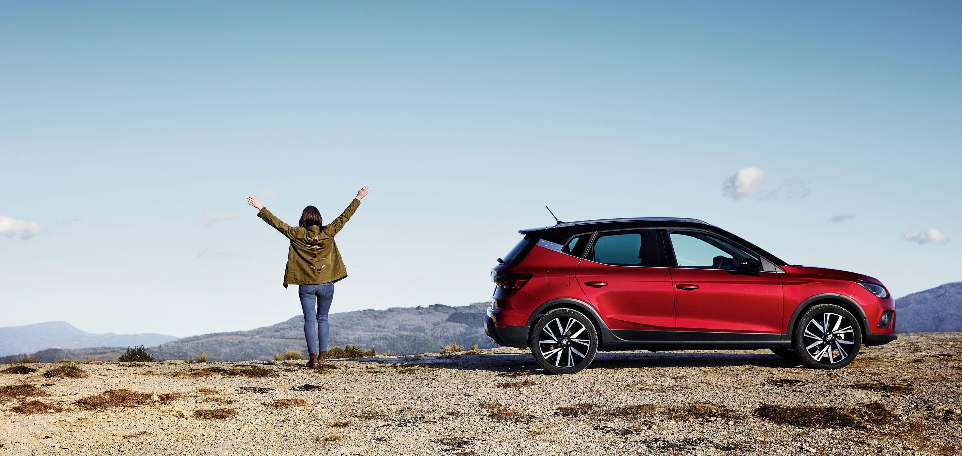 SEAT new car services and maintenance – Side view of a SEAT Arona Crossover SUV in the desert