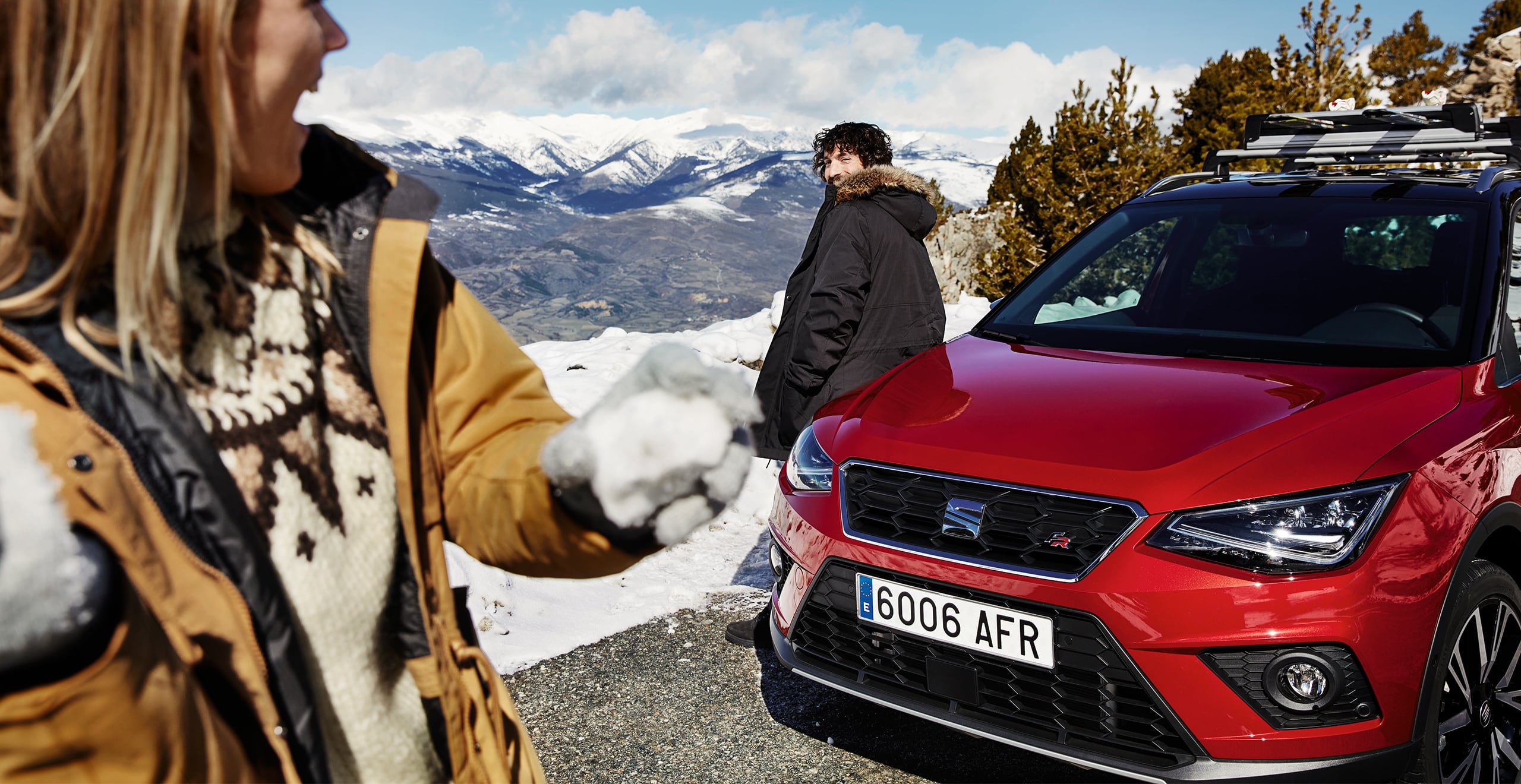 Manutenzione ed estensione di garanzia per vetture nuove SEAT – una coppia sdraiata in montagna si fa un selfie