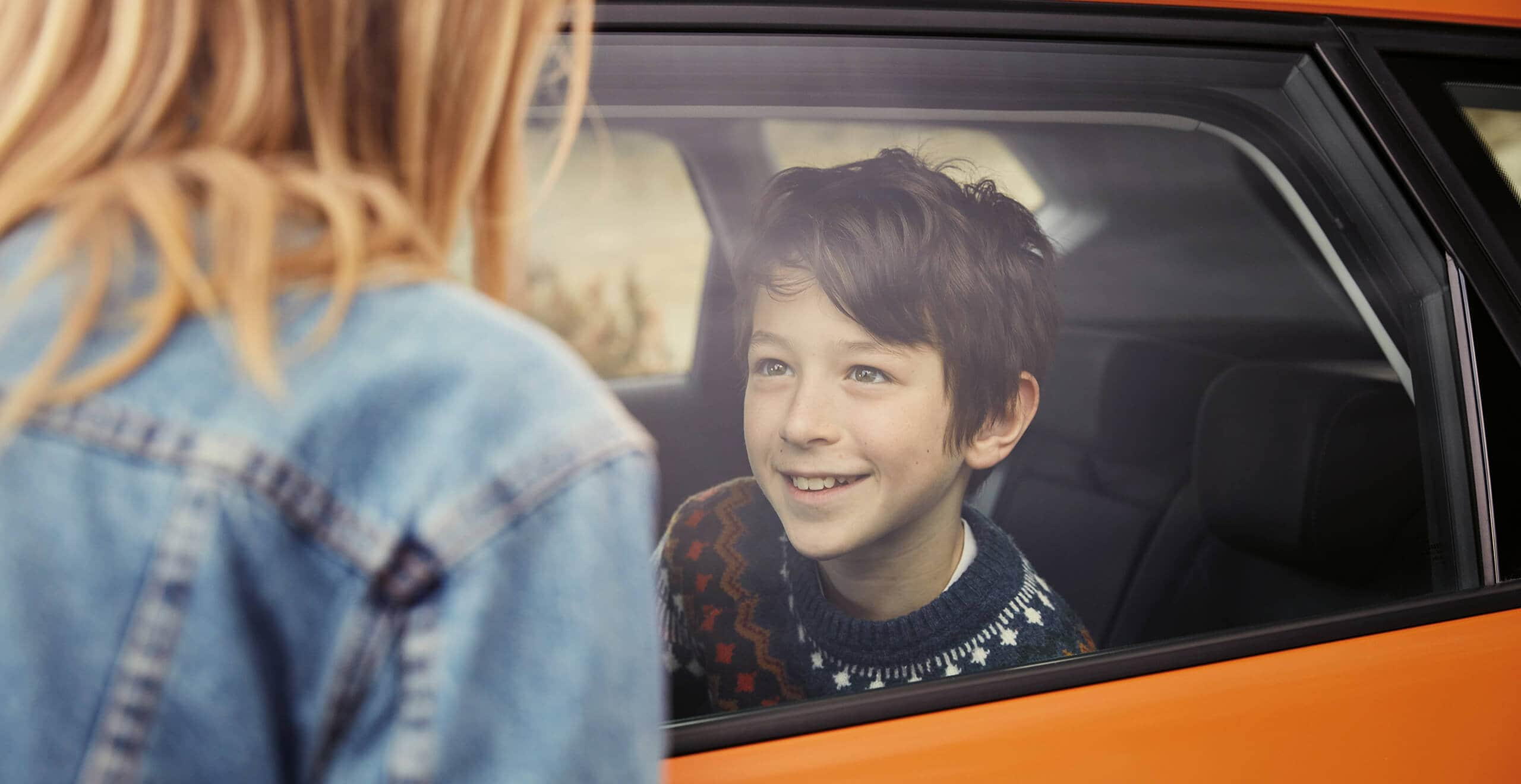 Servizi e manutenzione SEAT – un bambino guarda una donna dall’interno di un’auto nuova