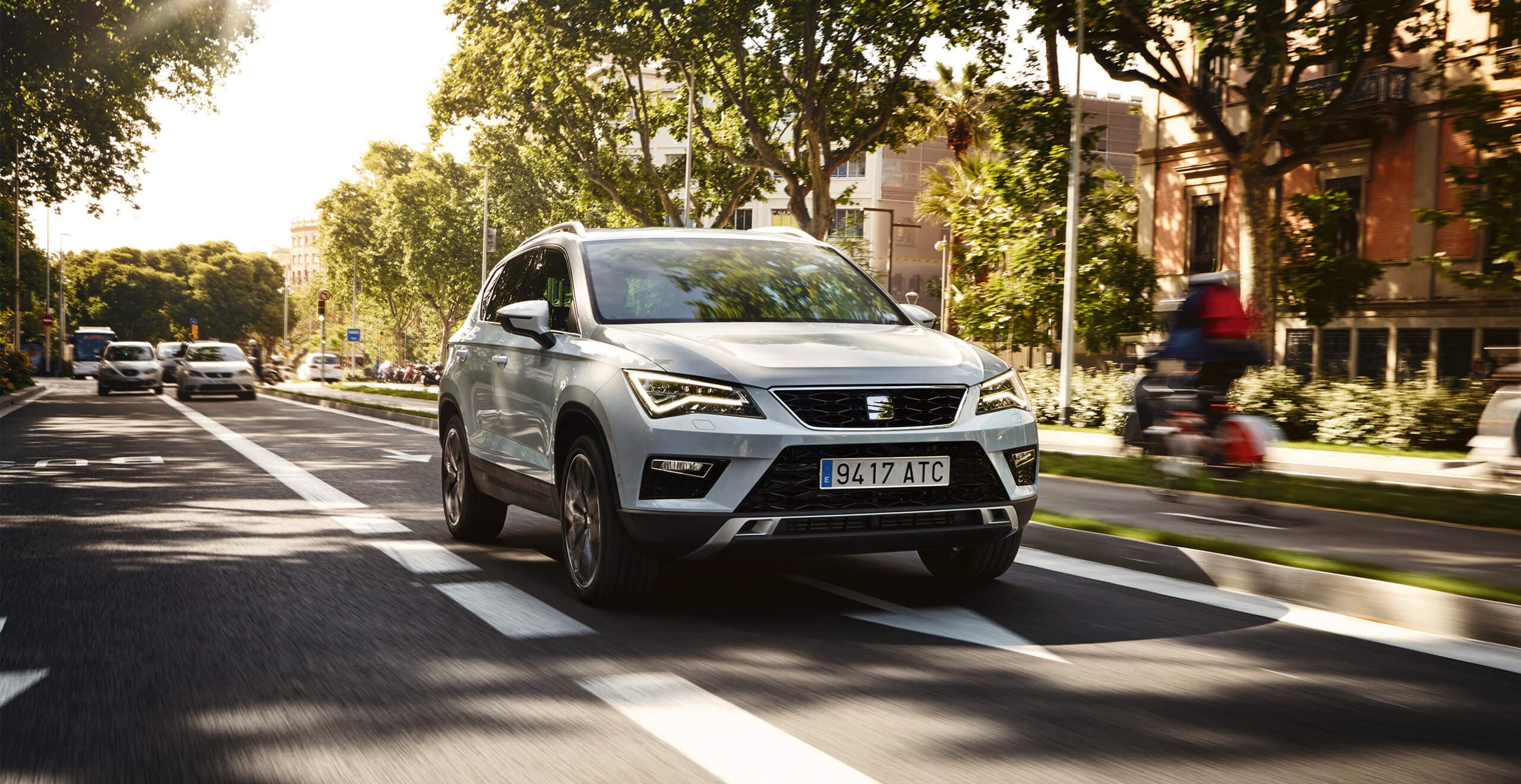 Servizi e manutenzione per vetture nuove SEAT, due anni di garanzia – un SUV SEAT Ateca su una strada alberata