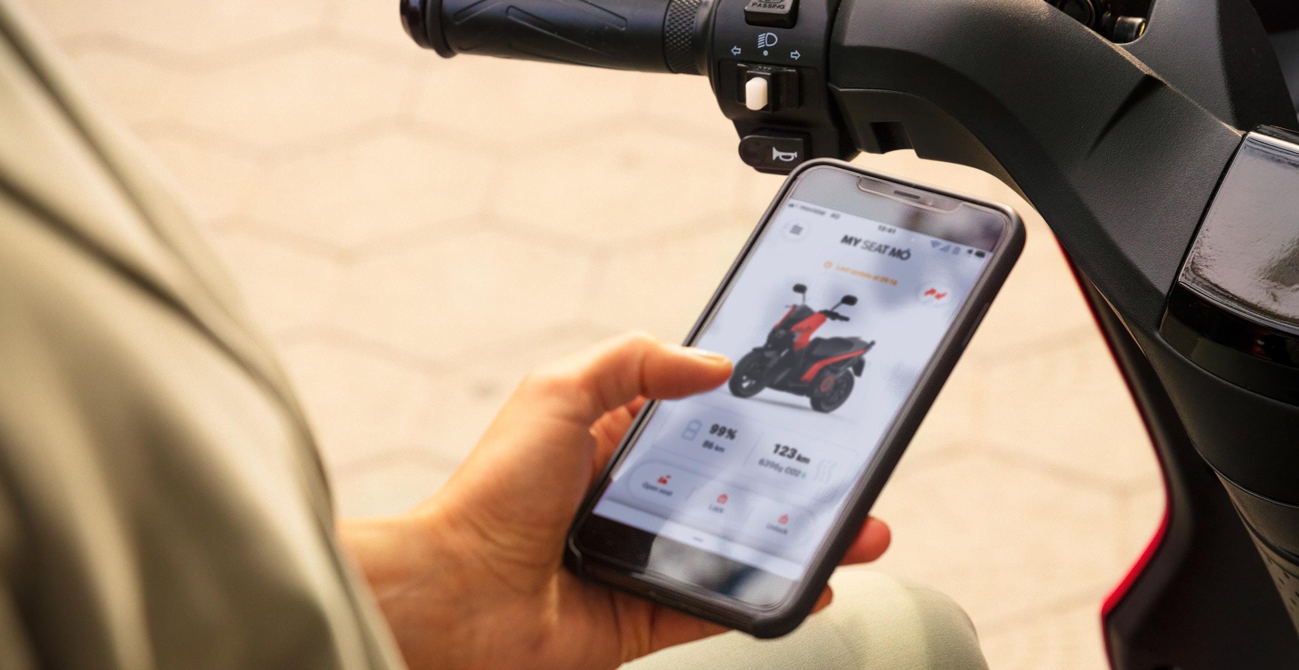 Donna connessa all’app My SEAT MÓ con lo smartphone