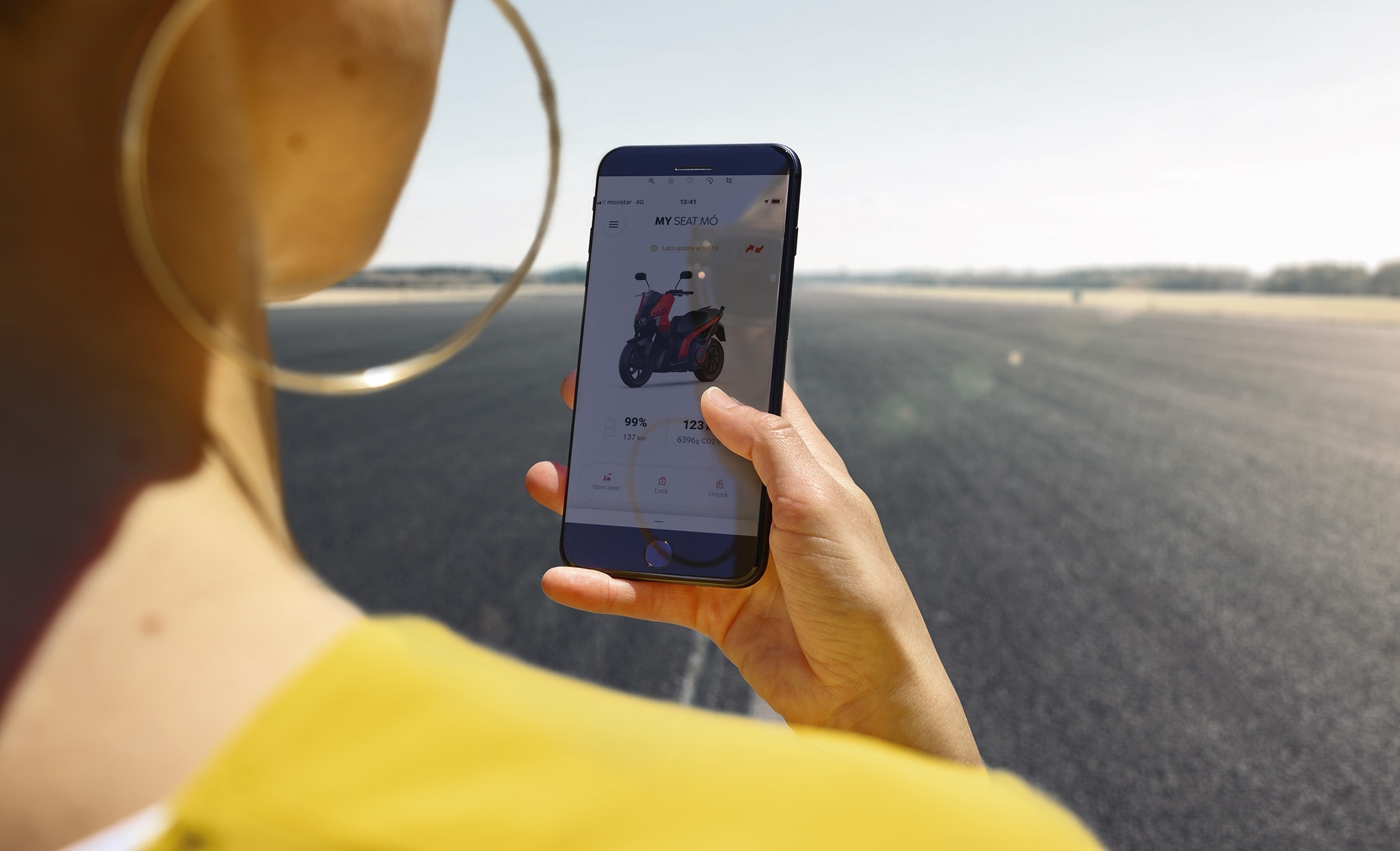 Smartphone connesso all’app My SEAT MÓ 