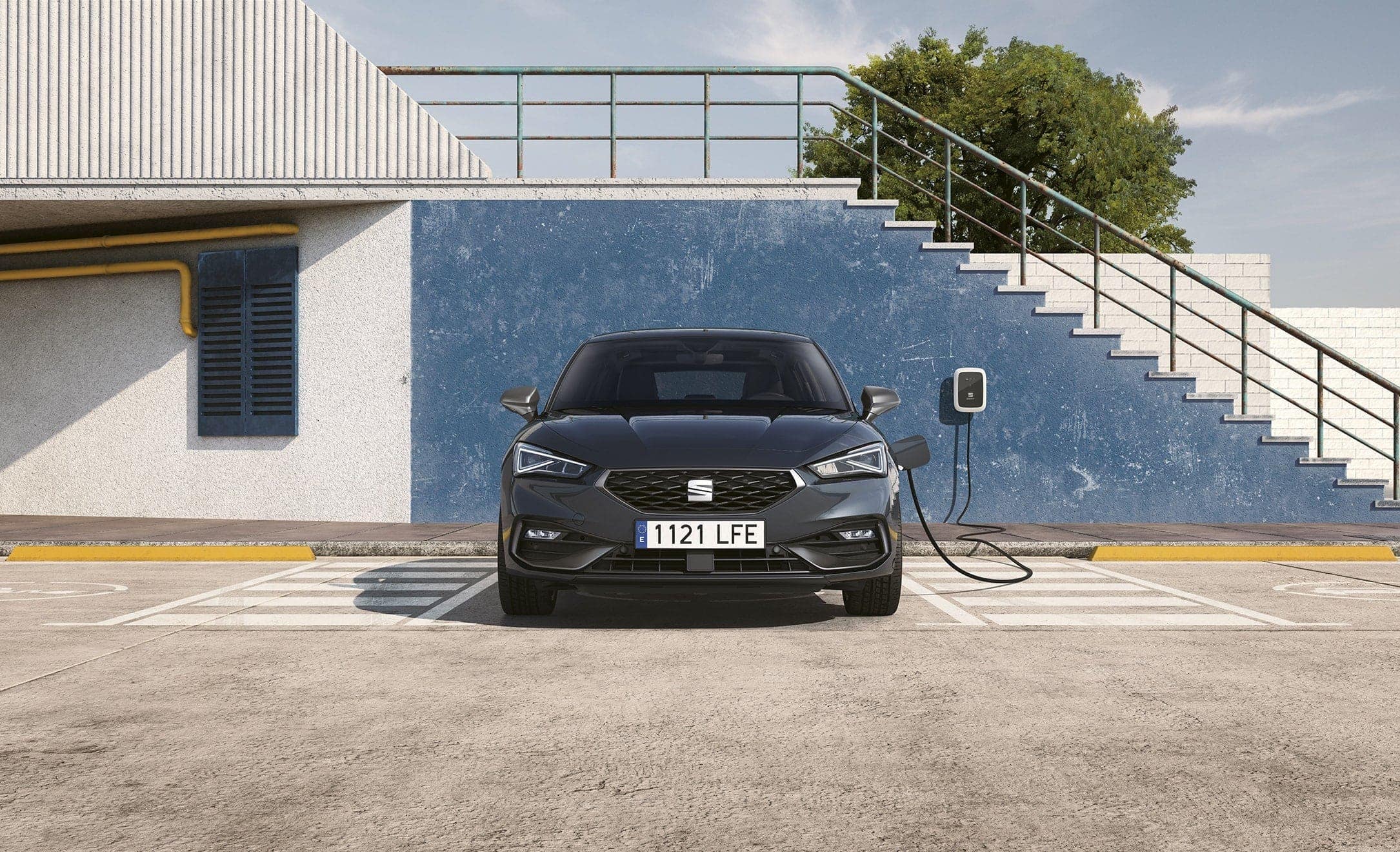 Front view of the new SEAT Leon Charging