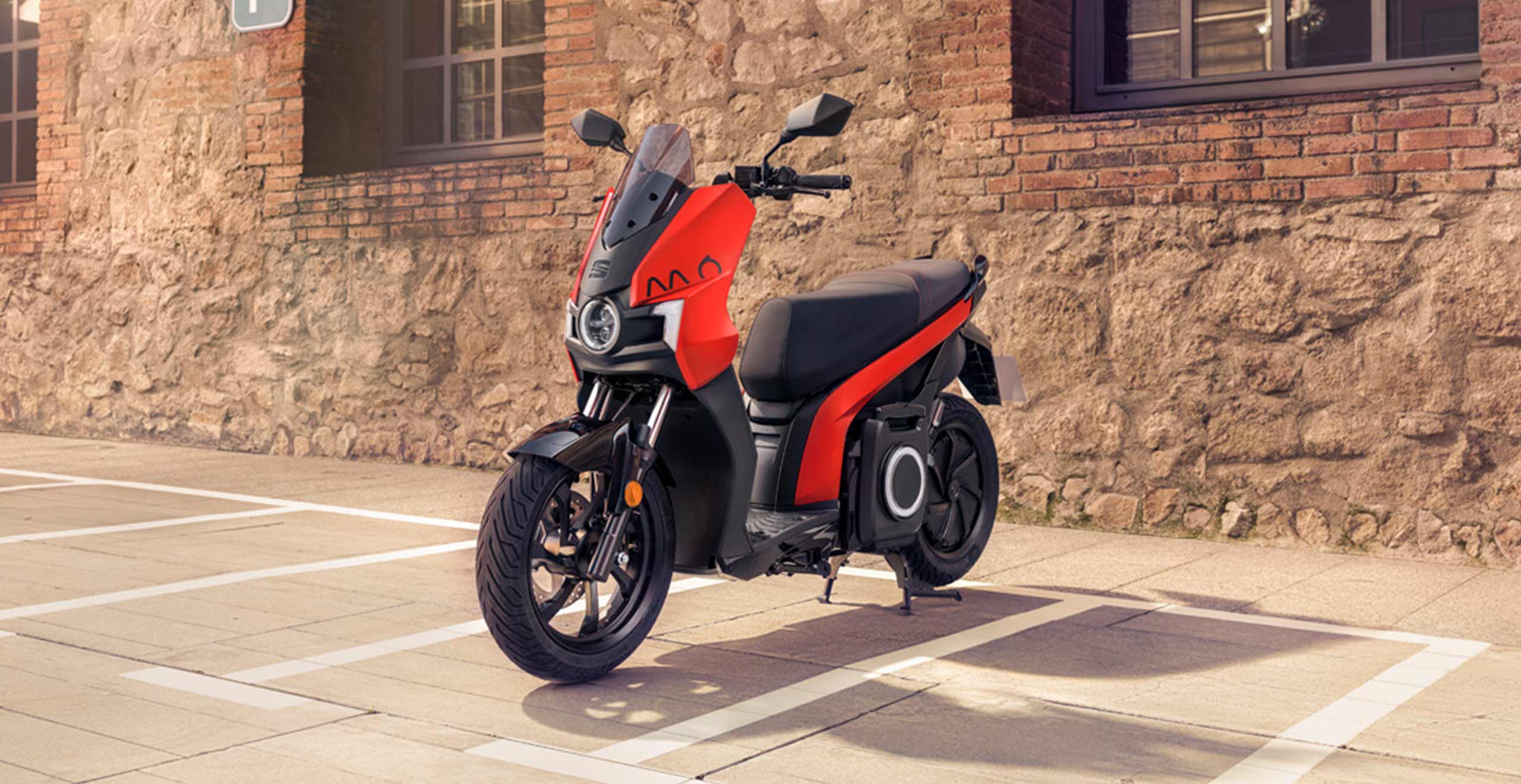 The fully electric SEAT MÓ eScooter 125 daring red 